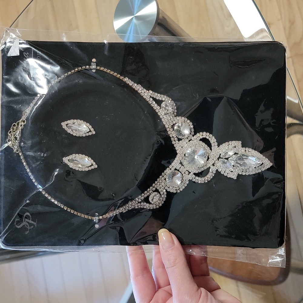 Zirconia glamour necklace and earring set
